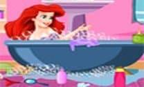 Princesa Ariel Limpando O Banheiro